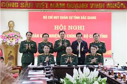 Bàn giao nhiệm vụ Chính ủy Bộ CHQS tỉnh Bắc Giang